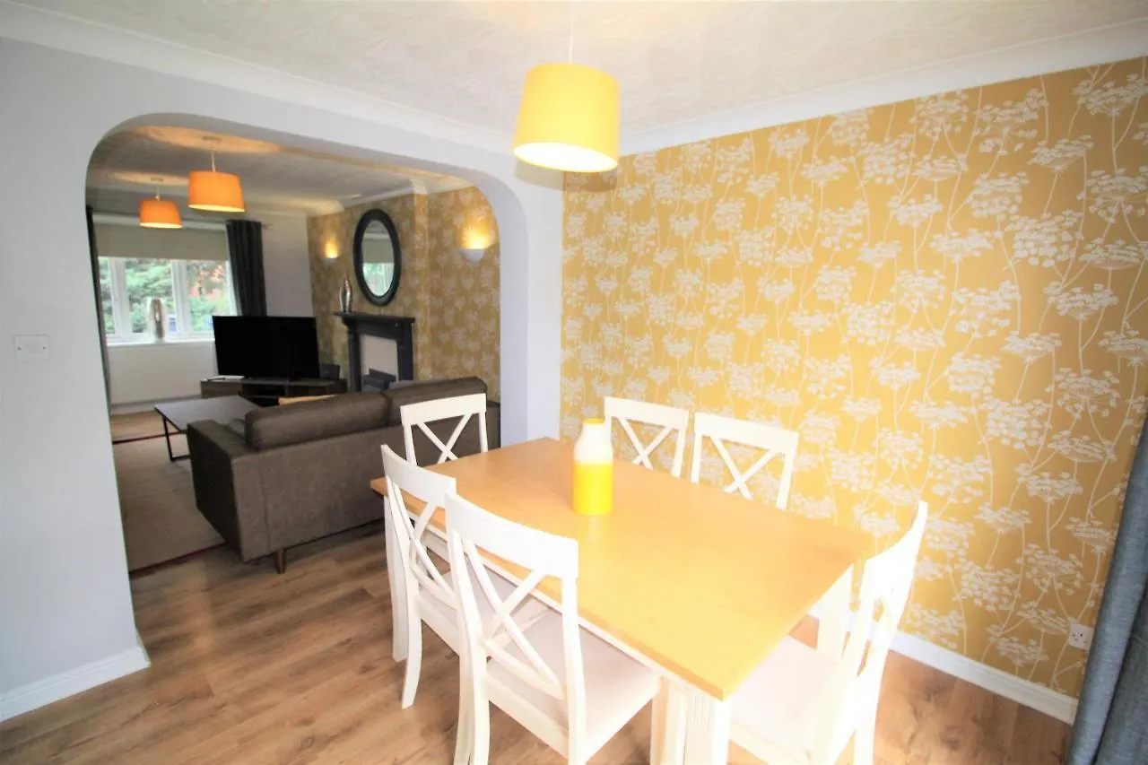 Doncaster - Warmsworth - Great Customer Feedback - 3 Bed Detached House - Private Garden & Parking Plus Garage - Quiet Cul De Sac Location - Dog Friendly - Fast Wifi - Close To Motorway Access 0*,  Verenigd Koninkrijk