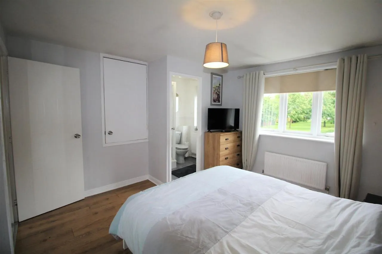 Doncaster - Warmsworth - Great Customer Feedback - 3 Bed Detached House - Private Garden & Parking Plus Garage - Quiet Cul De Sac Location - Dog Friendly - Fast Wifi - Close To Motorway Access Vakantiehuis