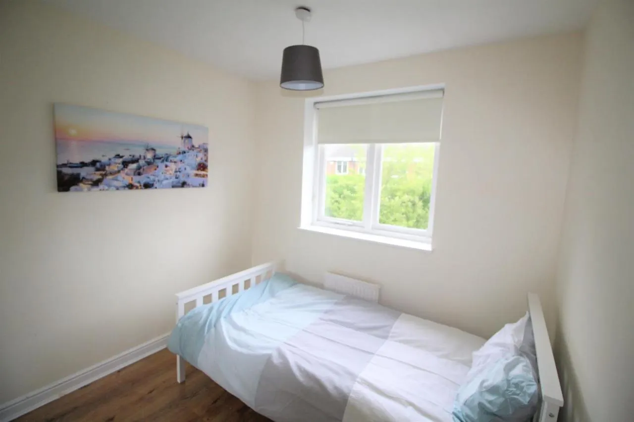 Doncaster - Warmsworth - Great Customer Feedback - 3 Bed Detached House - Private Garden & Parking Plus Garage - Quiet Cul De Sac Location - Dog Friendly - Fast Wifi - Close To Motorway Access